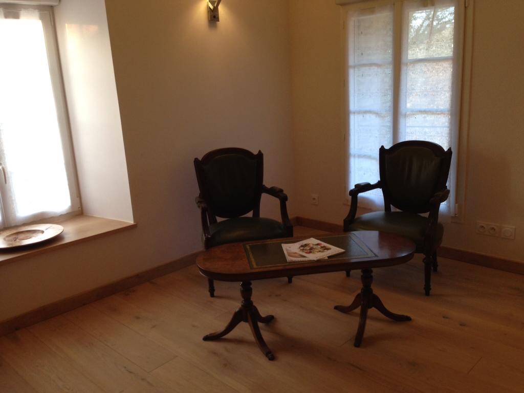Le Manoir De La Vieille Douve Bed & Breakfast Bourg-d'Ire Room photo