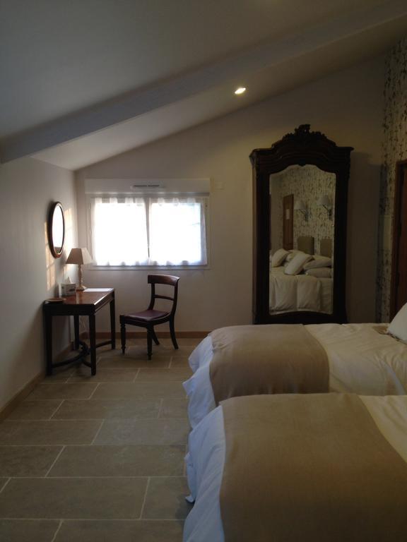Le Manoir De La Vieille Douve Bed & Breakfast Bourg-d'Ire Room photo
