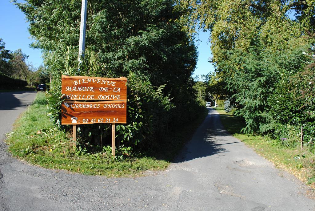 Le Manoir De La Vieille Douve Bed & Breakfast Bourg-d'Ire Exterior photo